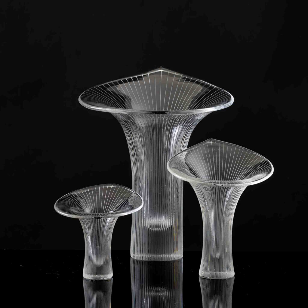 Tapio Wirkkala - Scandinavian Modern, complete set of line cut crystal Art-object "Kantarelli" (Chantarel), model 3280 - Iittala Finland circa 1955