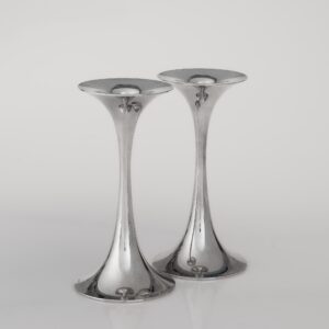 Tapio Wirkkala - A pair of Scandinavian Modern silver "Trumpetti" candlesticks, model TW 284 - Kultakeskus, Finland 1991
